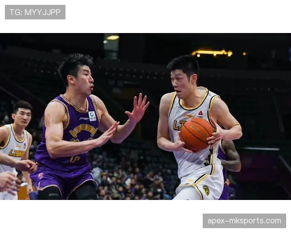 胡金秋街头随便穿，抬手那块表瞬间把我打回月光族