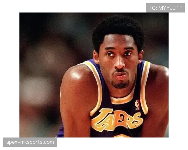 刷到科比·布莱恩特家居照那一刻，我默默把工资单翻了个面假装没看见