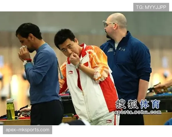 庞伟训练完顺手啃俩鸡腿，这自律和胃口真不冲突啊