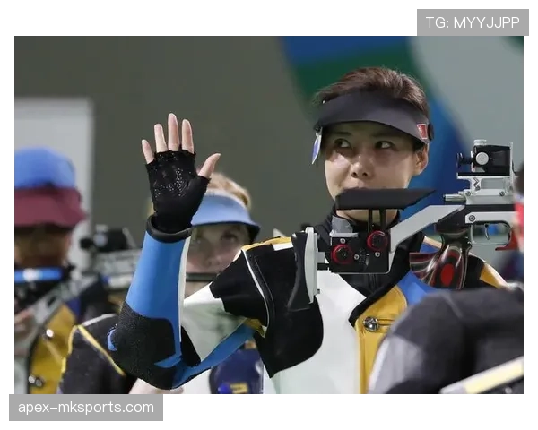 杜丽晒家照，那盏灯比我月薪还狠，笑死